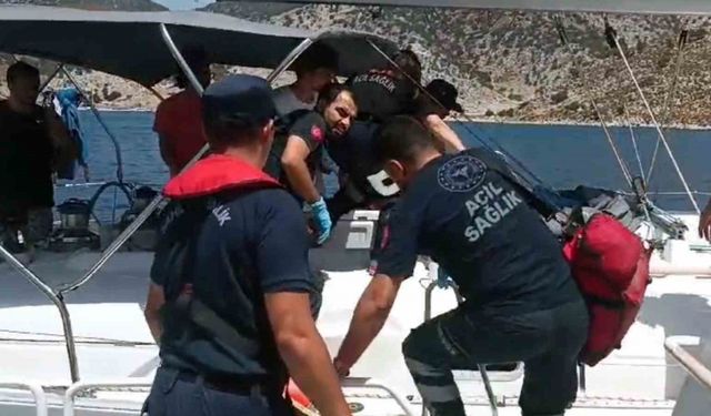 Marmaris’te özel teknesinde rahatsızlanan vatandaşı Sahil Güvenlik tahliye etti