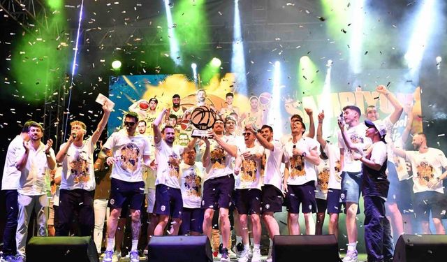 Mersin Büyükşehir Belediyesi, şampiyonluğu taraftarlarla kutladı