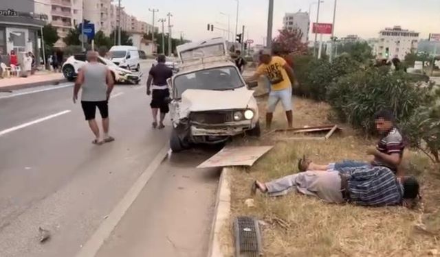 Mersin’de 3 kişinin yaralandığı trafik kazası kamerada