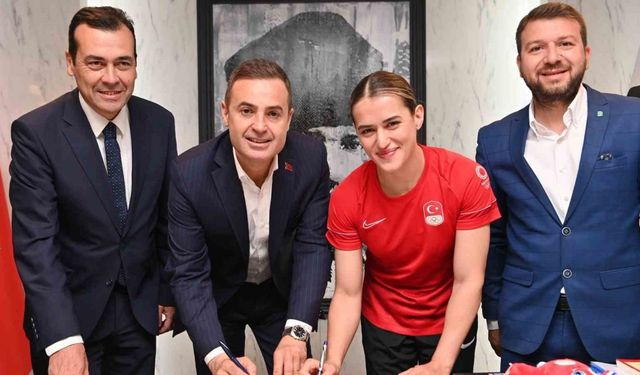 Milli boksör Kahraman, Büyükşehir Belediyesi ile sözleşme imzaladı