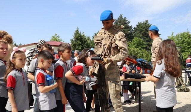 Minik öğrenciler jandarmanın çalışmalarına hayran kaldı