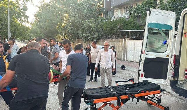 Motosiklet ile otomobil çarpıştı: 1’i ağır 2 yaralı