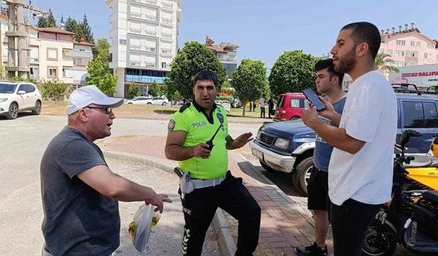 Motosikletlere çarpıp kaçan sürücüyü peşinden koşarak yakaladı