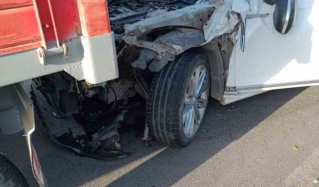 Muş’ta otomobil traktöre çarptı: 4 yaralı