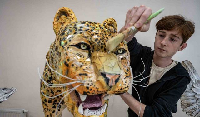 Nesli tükenmekte olan 19 hayvanın atıklardan heykeli yapıldı