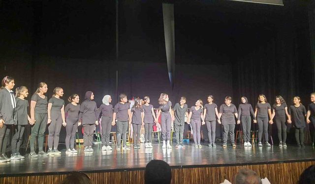 Ortaokul öğrencilerin yıl sonu kutlamasında tiyatro oyunu sahnelendi