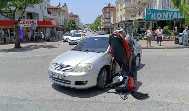 Otomobile çarpan motosiklet amuda kalkarak durdu: 2 yaralı