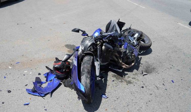 Otomobile çarpan motosiklet hurdaya döndü: 3 yaralı