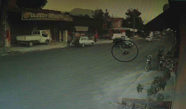 Otomobile ok gibi saplanan motosikletin sürücüsünün havaya uçtuğu feci kaza kamerada