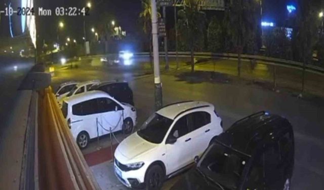 Otomobilin ikiye ayrıldığı kazanın güvenlik kamerası görüntüleri ortaya çıktı