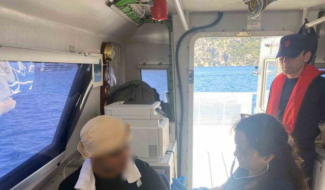 Özel teknede rahatsızlanan vatandaşı Sahil Güvenlik tahliye etti