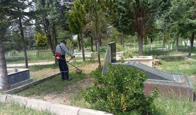 Pazaryeri Belediyesi mezarlıkta genelinde genel bakım ve temizlik çalışma yaptı