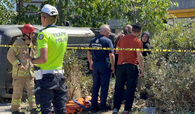 Pendik’te kontrolden çıkan araç kaldırımda yürüyen yayayı ezdi