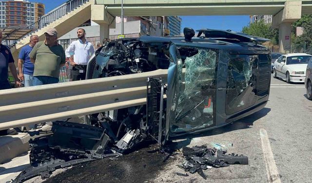 Pendik’te otomobil bariyere ok gibi saplandı: 2 yaralı