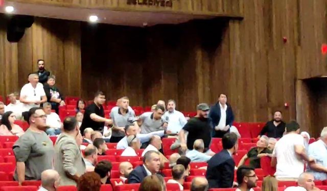 Salonda ipler gerildi: CHP’li milletvekilinin kuzeni "Seni vururum" diyerek koştu