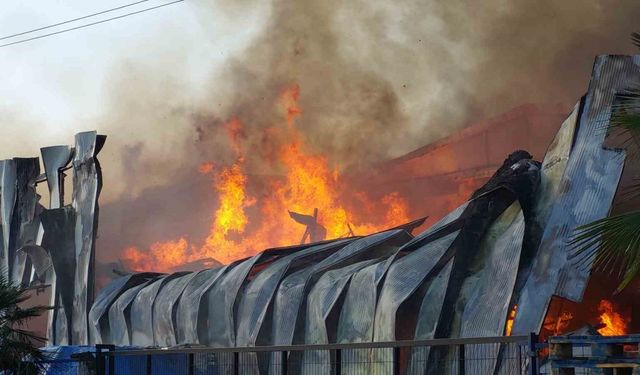 Samsun’da bebek bezi fabrikası alev alev yanıyor