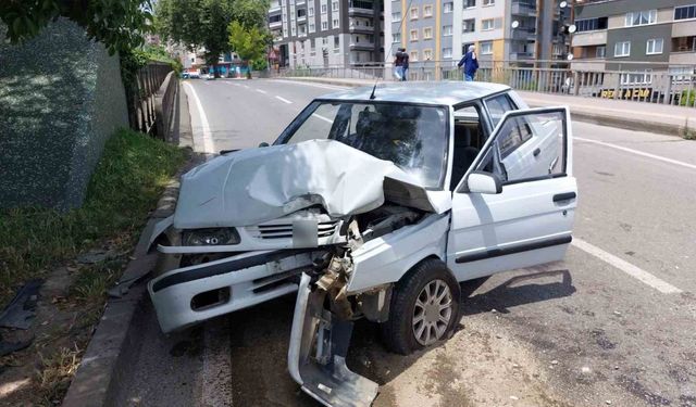 Samsun’da otomobil aydınlatma direğine çarptı: 1 yaralı