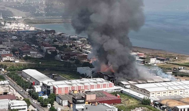 Samsun’daki bebek bezi fabrikasında yangın söndürme çalışmaları devam ediyor