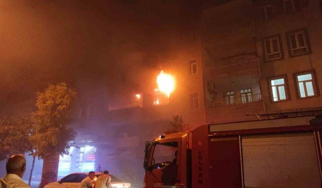 Şanlıurfa’da korkutan yangın: Binada mahsur kalanlar dama sığındı