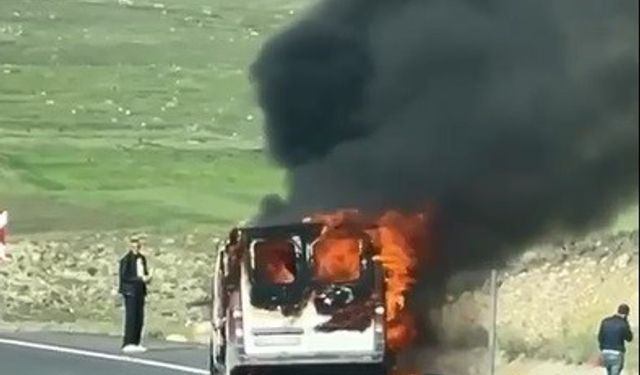 Sarıkamış’ta seyir halindeki ticari araç alev alev yandı