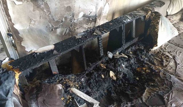 Şarja takılı bırakılan taşınabilir batarya patladı, evde yangın çıktı