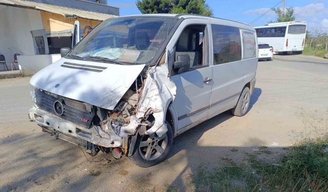 Servis midibüsü ile panelvan araç çarpıştı: 3 yaralı