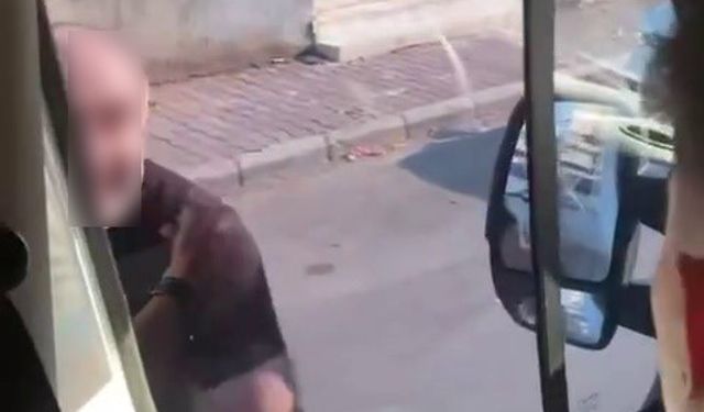 Servis minibüsünün kapı ve camlarını yumrukladı: Trafikte korku dolu anlar