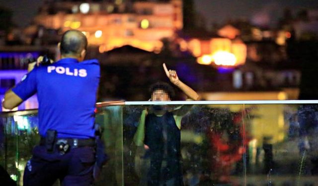 Seyir terasında intihara teşebbüs eden genci müzakereci polis memuru vazgeçirdi