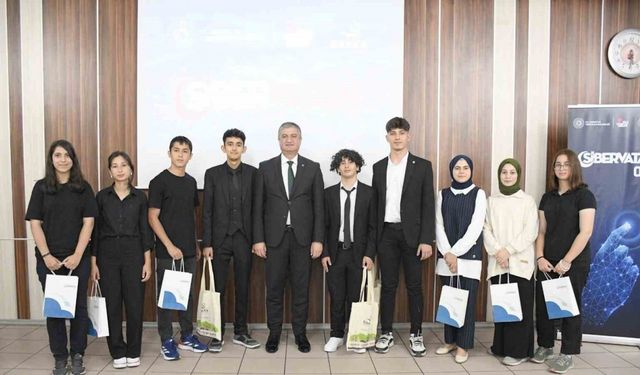 ‘Siber Vatan’ yarışmasında öğrencilere ödülleri verildi