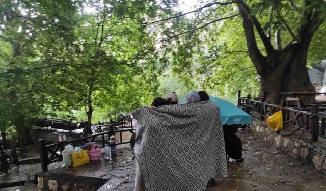 Sıcaktan kaçan piknikçiler yağmura yakalandı
