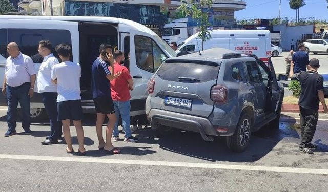 Siirt’te minibüs ile hafif ticari araç çarpıştı: 1 yaralı