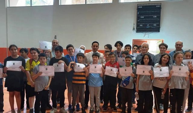 Simav’da satranç turnuvasında dereceye giren öğrenciler ödüllendirildi
