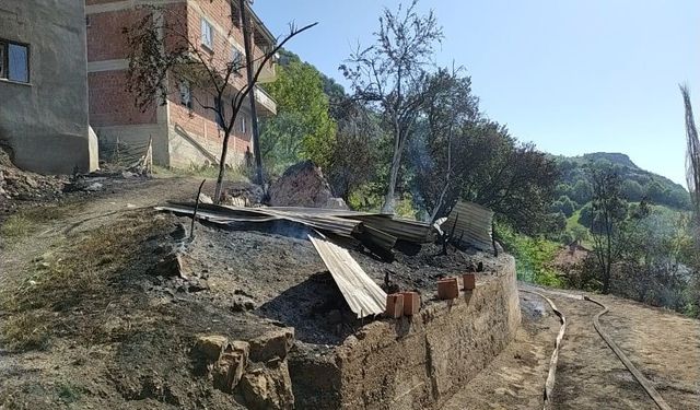 Sinop’ta 2 ev, 2 ambar ve 1 çatı alevlere teslim oldu