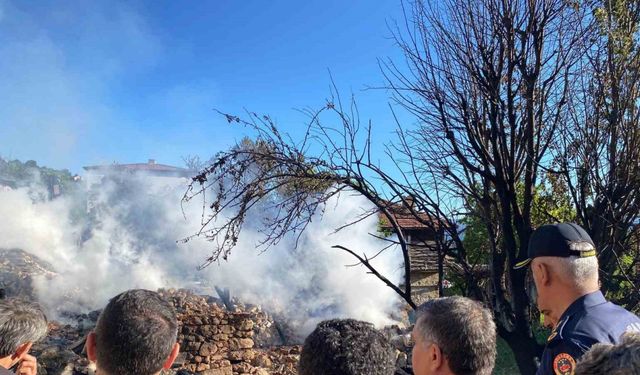 Sinop’ta çıkan yangında 5 ev zarar gördü
