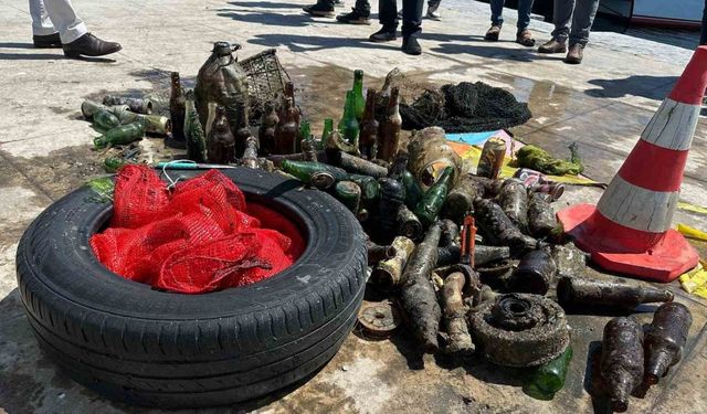 Sinop’ta denizin dibinden araç lastiği ve şişeler çıktı