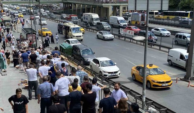 Şirinevler’de ucuz baklava kuyruğu