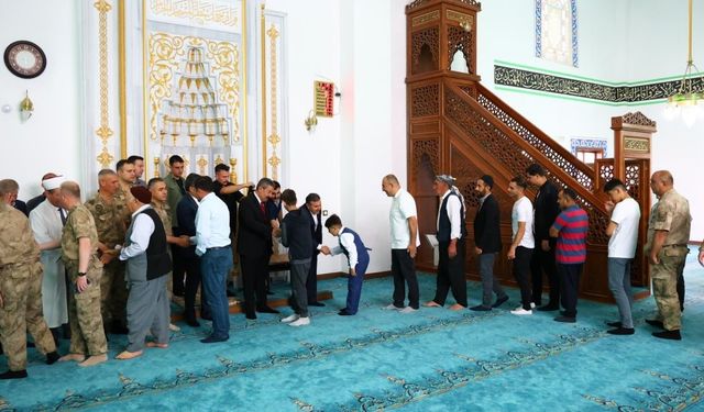 Şırnak protokolü vatandaşlar ile Ulu Camide bayramlaştı