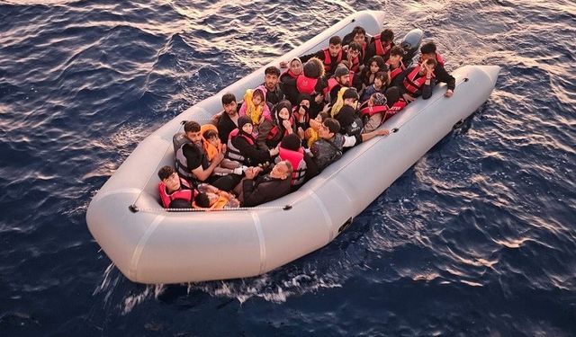 Şişme bottaki 31 düzensiz göçmen yakalandı
