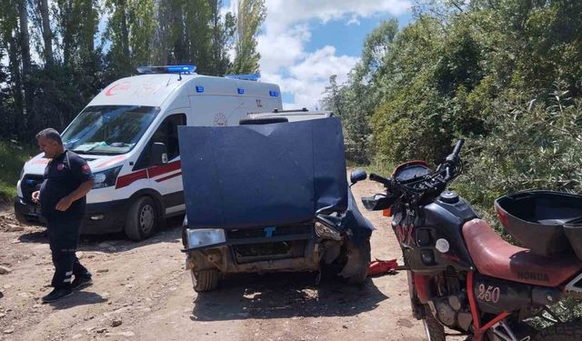Sivas’ta motosikletle otomobil çarpıştı: 2 yaralı