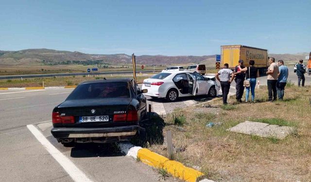 Sivas’ta otomobiller çarpıştı: 4 yaralı