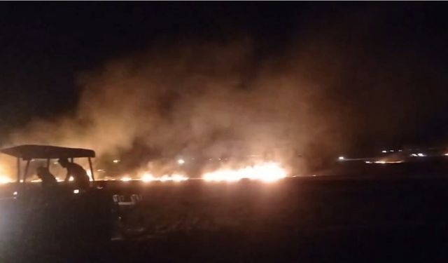 Siverek’te arazi yangınına köylüler traktörlerle müdahale etti