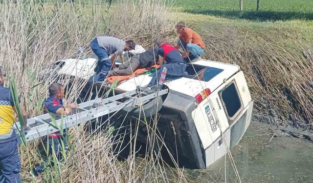 Sulama kanalına uçan minibüsün sürücüsü itfaiye tarafından kurtarıldı