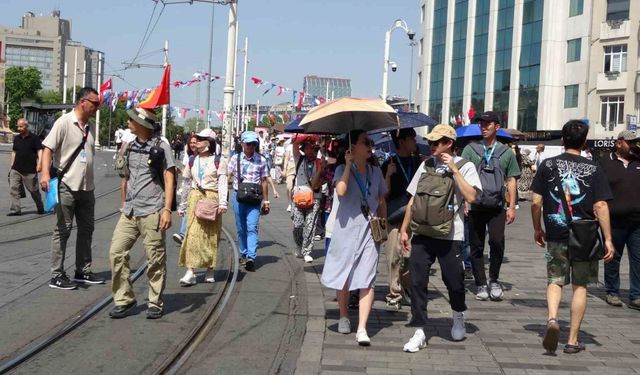 Taksim’de sıcaktan bunalan esnaf kafasına damacanayla su döktü