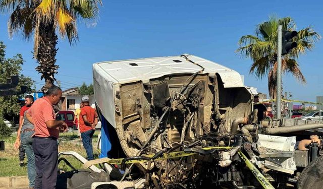 Tarın çarptığı kamyonun şoför mahalli koptu:1 ölü