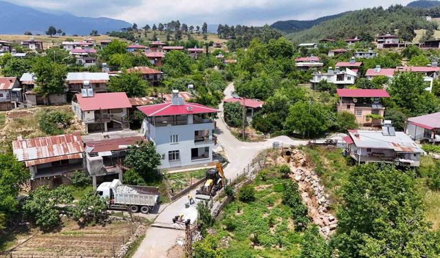 Tarsus’ta köy yolları yapılıyor