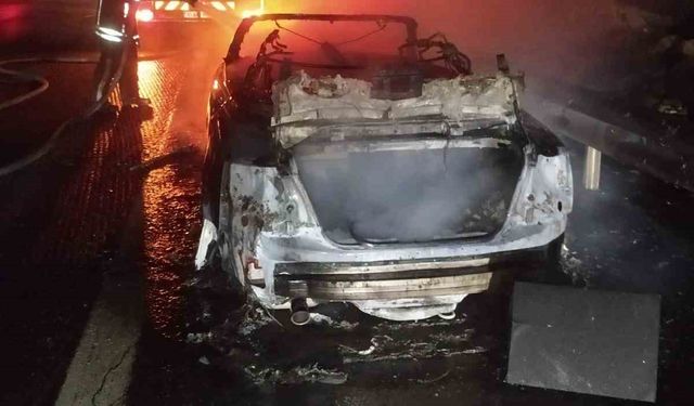 Tarsus’ta lüks spor araç alev alev yandı