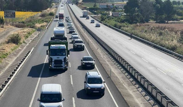 Tatilcilerin dönüşü başladı: Tekirdağ-İstanbul karayolunda trafik yoğunluğu sürüyor