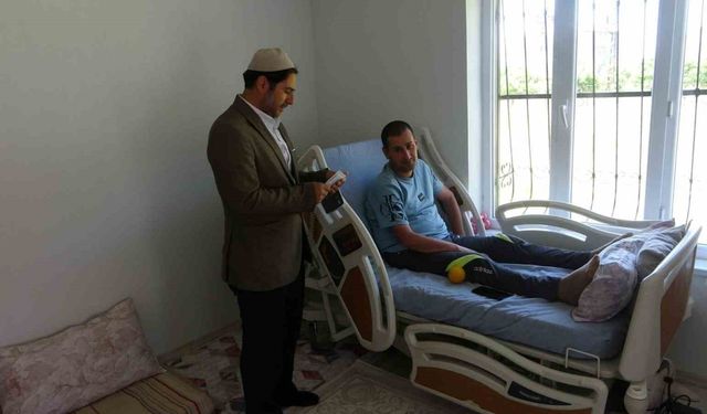 Tatvanlı imam camiye gelemeyen engelli vatandaşların evlerine giderek hutbe okuyor