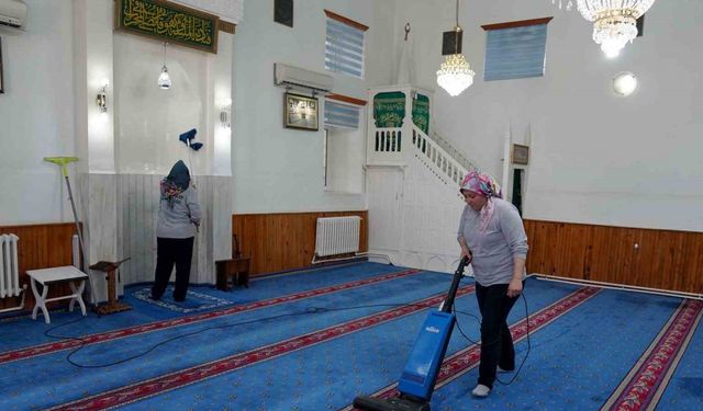 Tepebaşı’ndaki camilerde Kurban Bayramı temizliği