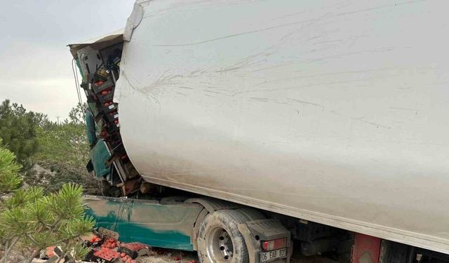 Tırla kamyonetin çarpıştığı kazada 2 kişi yaralandı